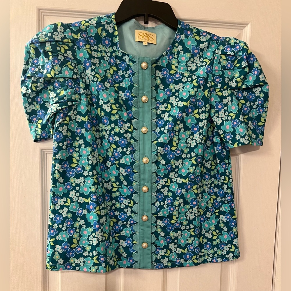 NWOT SSYS Floral Blouse in Blue and Green with Pearl & Scalloped Detail Size XS